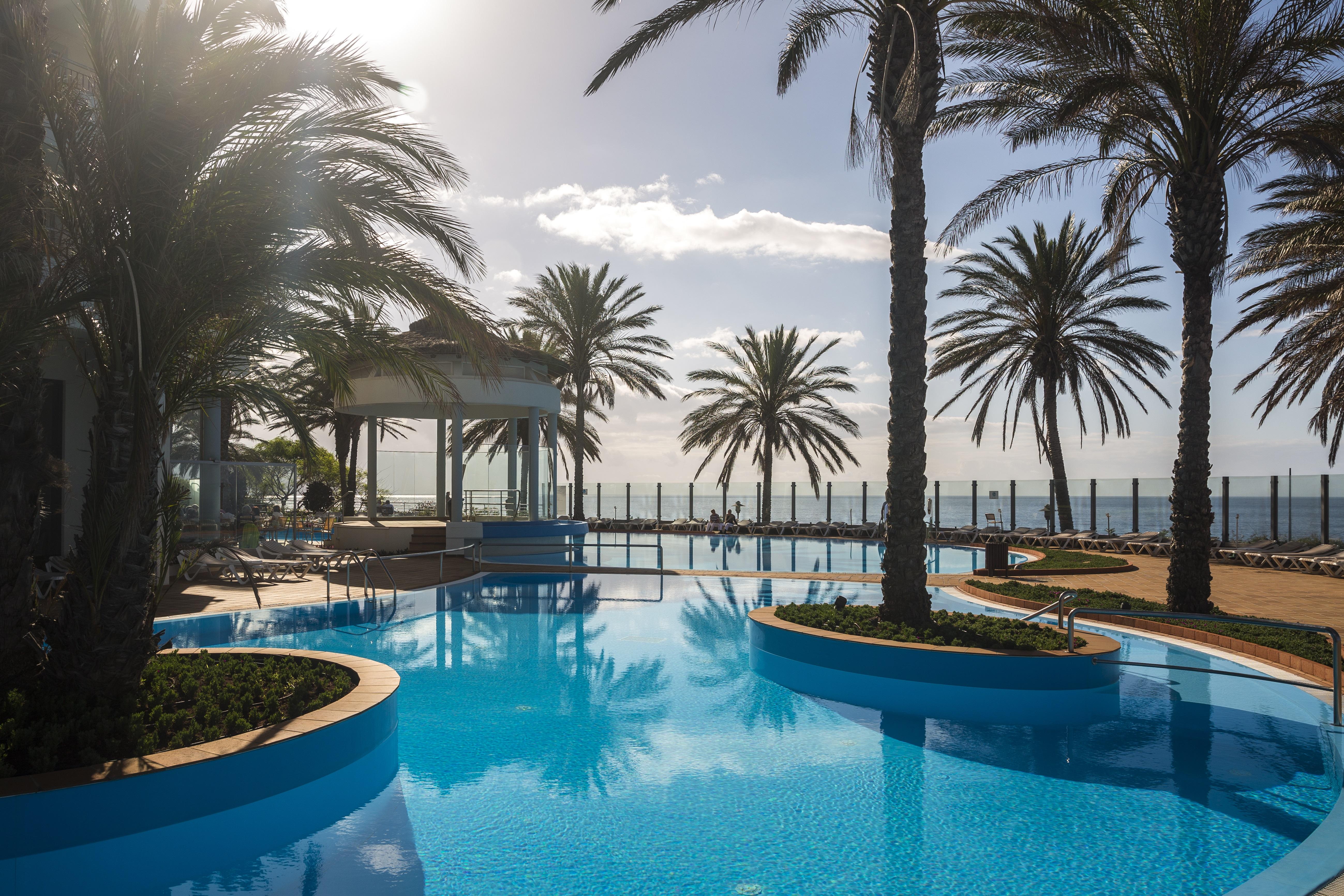 ペスターナ グランド オーシャン リゾート ホテル フンシャル エクステリア 写真 The pool at the Royal Beach Palace