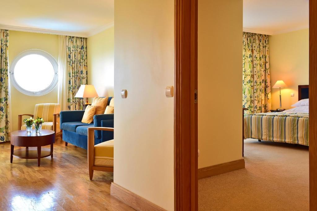 ペスターナ グランド オーシャン リゾート ホテル フンシャル エクステリア 写真 A suite at the Hotel