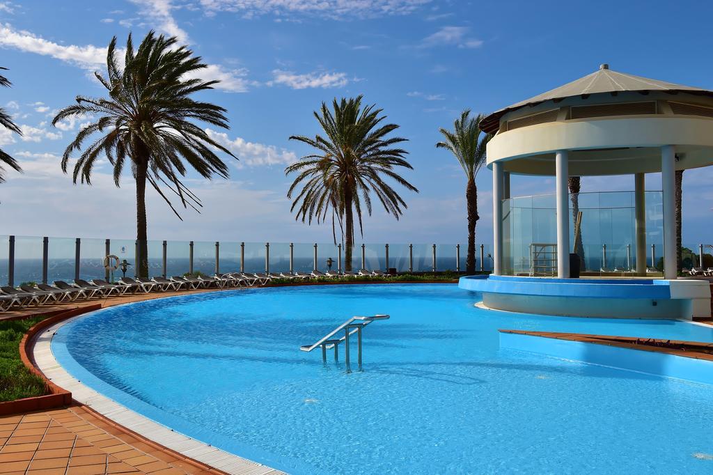 ペスターナ グランド オーシャン リゾート ホテル フンシャル エクステリア 写真 The swimming pool at the hotel